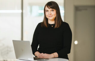 Suomen Yrittäjien digi- ja innovaatiopolitiikan asiantuntija Maria Nyroos. Kuva: Johanna Erjonsalo.