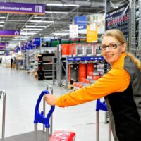 Taina Källi huomasi piristymisen merkkejä rautakaupassa