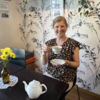 Helena Niemelä pitää Teehuone Sylviaa yli satavuotiaassa puutalossa Hyvinkäällä.