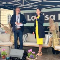 Loviisan Yrittäjien puheenjohtaja Andreas Ögård sekä vt. kaupunginjohtaja Elina Amnell-Holzhäuser Loviisa Foorumin avajaisissa Loviisan torilla