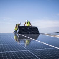 Kannattaako yrityksen ostaa aurinkopaneelit nyt?