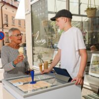 Eemil Airo, 15, myy itse tekemäänsä jäätelöä