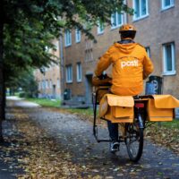 Posti nostaa jälleen hintoja, kustantaja kommentoi