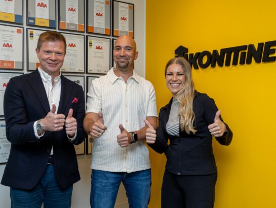 LähiTapiola Savon toimitusjohtaja Antti Pulkkanen ja Kuopion Yrittäjien puheenjohtaja Henna Stockås onnittelivat Rakennusliike Konttisen yrittäjä Jussi Konttista (keskellä).