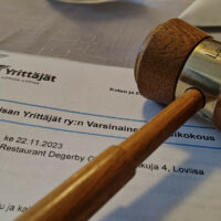 Kokouspaperit ja nuija