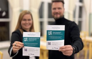 Yritysmarkkinat Kokkolassa 5.4.2025. Kaksi henkilöä pitelee käsissään tapahtuman esitteitä.