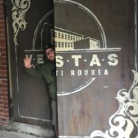 Yrittäjä Eero Kumanto suunnittelee varaosia pienoismalleihin.