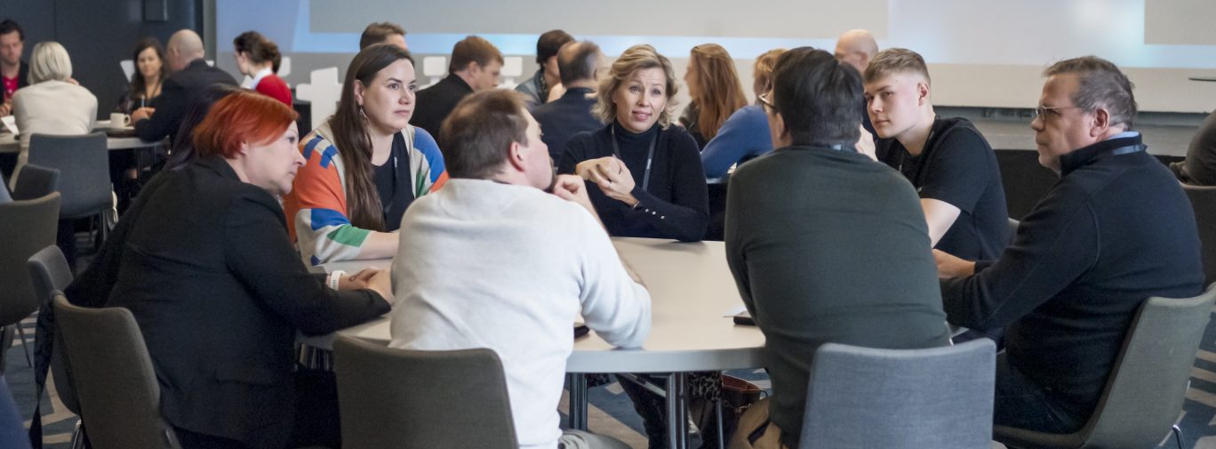 Yrittäjätapahtuma salissa