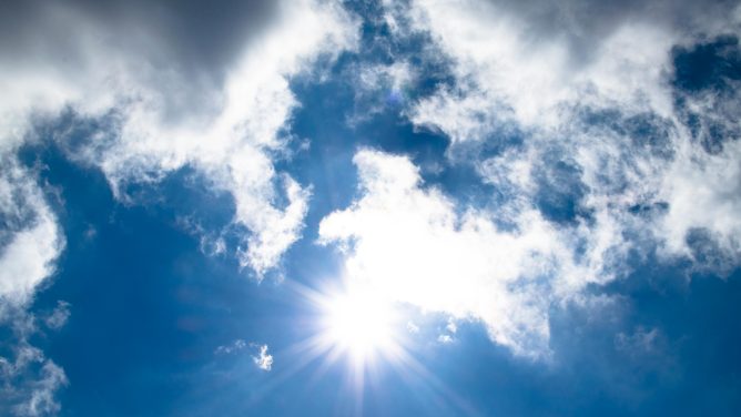 aurinkoinen taivas kesällä
