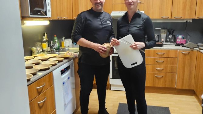Arto Rastas ja Riikka keittiössä