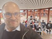 Etualalla Andreas ottaa kuvaa itsestään sekä laulajista