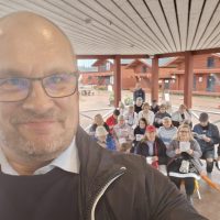 Etualalla Andreas ottaa kuvaa itsestään sekä laulajista