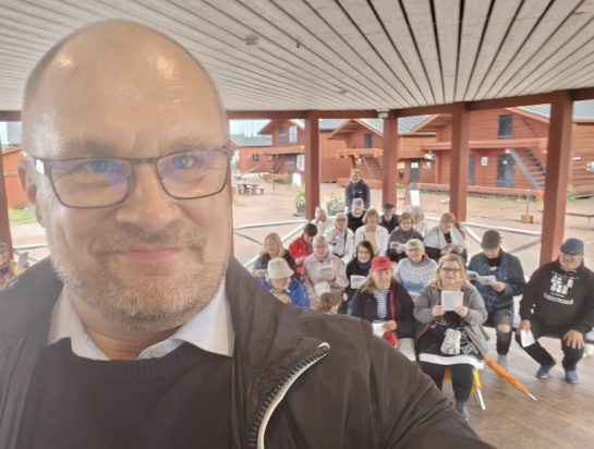 Etualalla Andreas ottaa kuvaa itsestään sekä laulajista