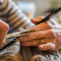 Kokenut parturi- ja kampaamoyrittäjä pitää asiakkaan kuuntelemista kaiken perustana.