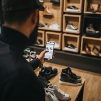 Konkurssiin ajautunut kenkäkauppayrittäjä kertoo ikävästä trendistä