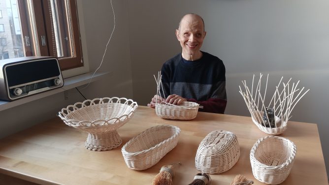 Käsityöyrittäjä Markku Jaakola harmittelee, että on lajinsa viimeisiä