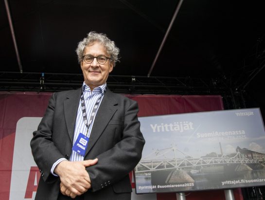 Menestynyt taidemaalari kannustaa kuvataiteilijoita yrittäjiksi