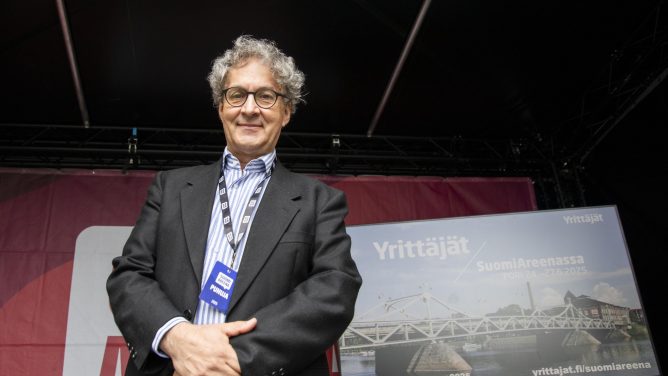 Menestynyt taidemaalari kannustaa kuvataiteilijoita yrittäjiksi
