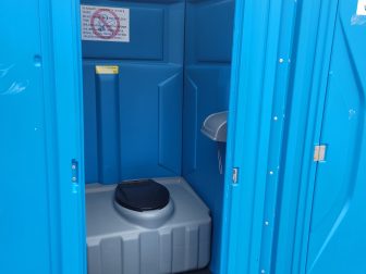 Tapahtumat säästävät siirrettävissä wc-kopeissa