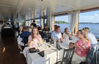 Kaukajärven Yrittäjien jäseniä vuosikokousristeilyllä