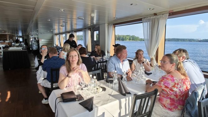Kaukajärven Yrittäjien jäseniä vuosikokousristeilyllä