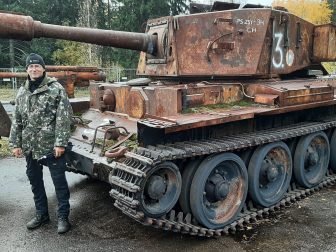 Yrittäjä Mika Tanner järjestää Pornaisissa panssarivaunusafareita