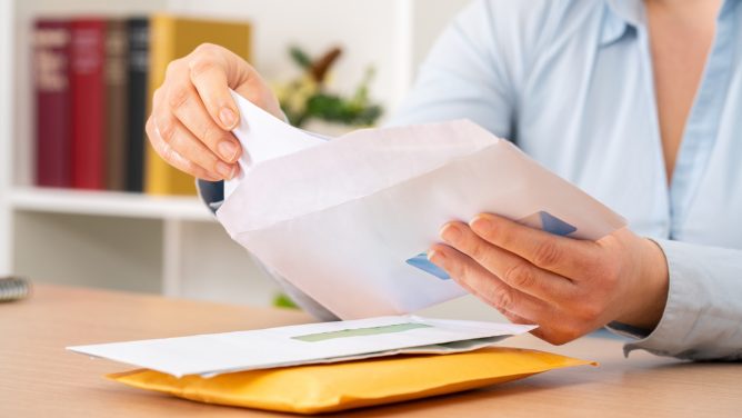 Tämän takia yrityksessä kannattaa luopua paperilaskuista