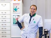 Apteekkari Mika Wallin kuljettaa lääkkeitä asiakkaiden kotiovelle