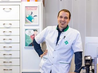 Apteekkari Mika Wallin kuljettaa lääkkeitä asiakkaiden kotiovelle