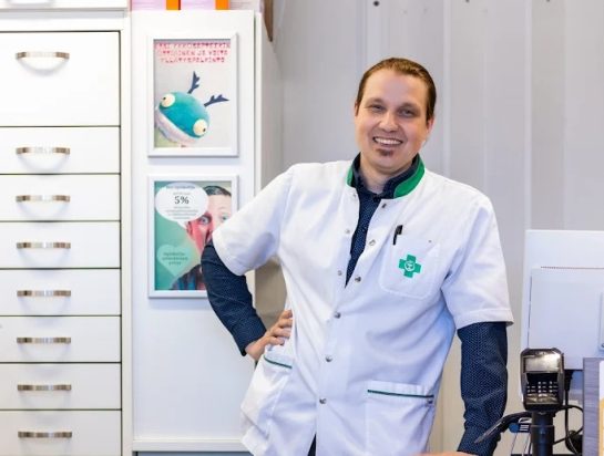 Apteekkari Mika Wallin kuljettaa lääkkeitä asiakkaiden kotiovelle