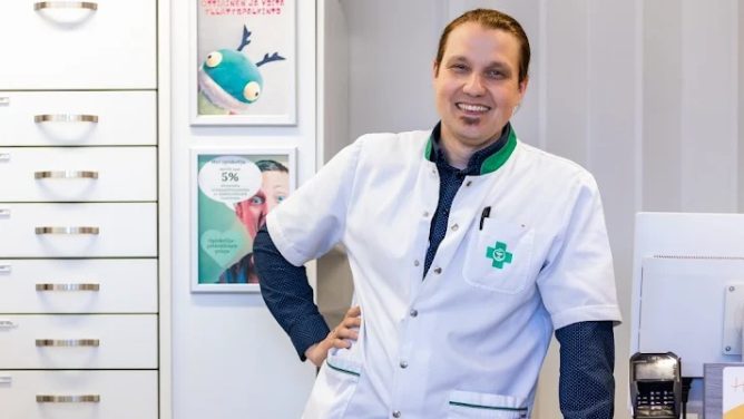 Apteekkari Mika Wallin kuljettaa lääkkeitä asiakkaiden kotiovelle