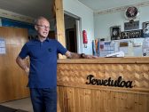 Yksinyrittäjä Ari Innilä vetää pienen kaupungin elokuvateatteria, mutta pian toiminta loppuu