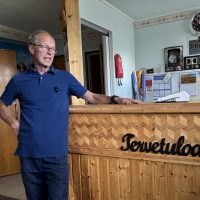 Yksinyrittäjä Ari Innilä vetää pienen kaupungin elokuvateatteria, mutta pian toiminta loppuu