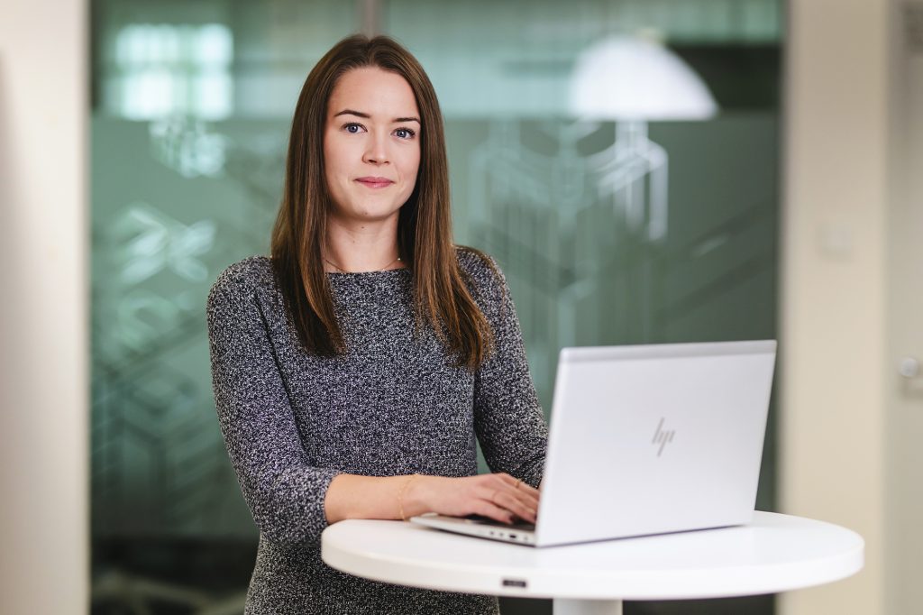 Suomen Yrittäjien asiantuntija Frida Sigfrids Kuva: Johanna Erjonsalo.