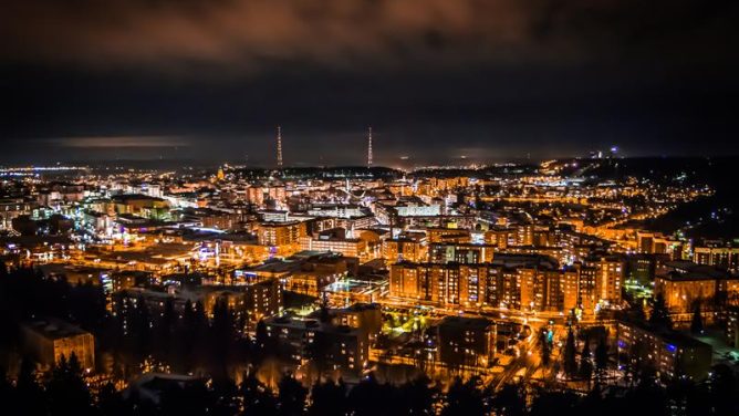 Yleiskuvaa Lahdesta yöllä