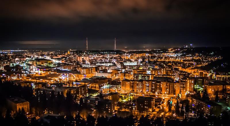 Yleiskuvaa Lahdesta yöllä