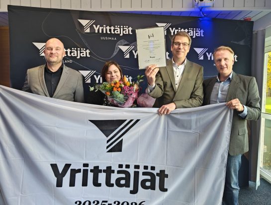 Hopeinen suuri Yrittäjälippu minkä takana sitä pitävät kiinni neljä henkilöä Loviisan Yrittäjät ry:n puheenjohtaja Andreas Ögård (vas), Loviisan elinvoimakehittäjä Katri Roivainen, kaupunginjohtaja Tomas Björkroth sekä yrittäjien varapuheenjohtaja Petri Vauhkonen.