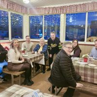 Aamukahveille osallistujat poseeraavat kuvaajalle.