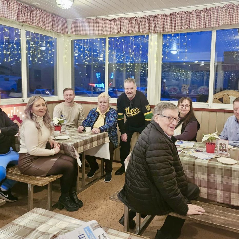 Aamukahveille osallistujat poseeraavat kuvaajalle.