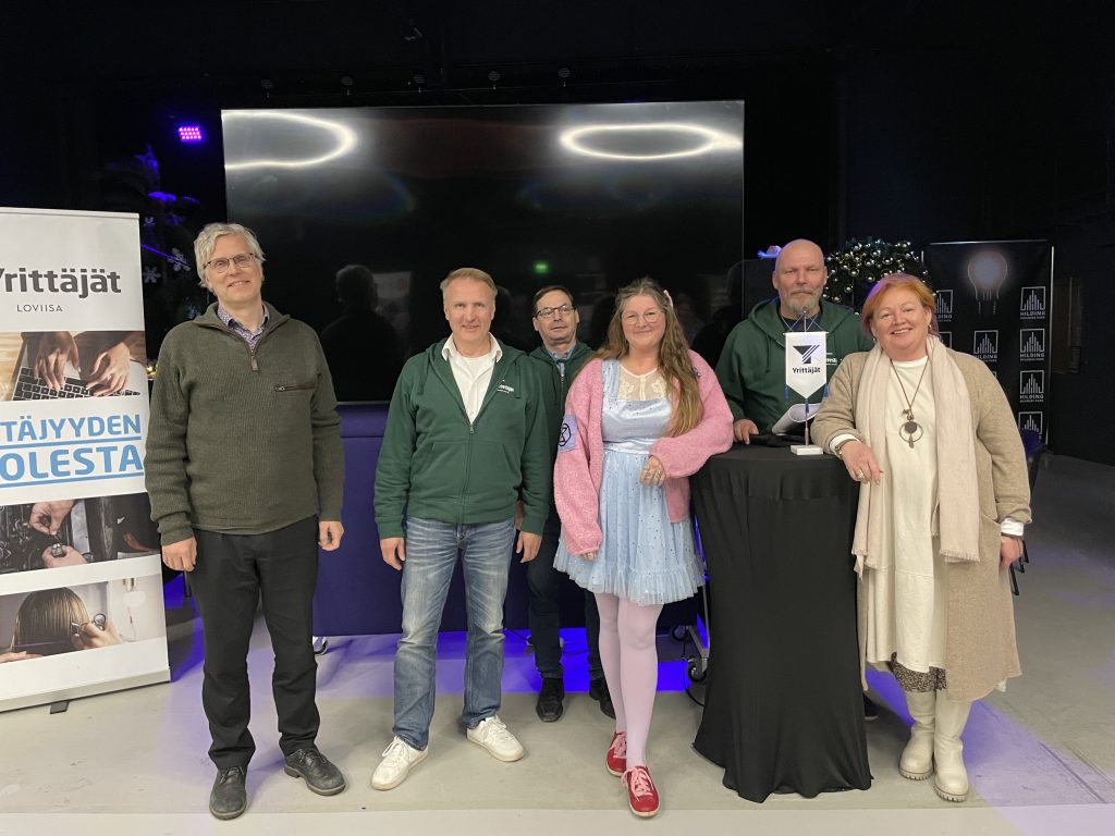 Tuleva hallitus, kuvassa Tatu Ylönen, Petri Vauhkonen, Markku Mäkinen, Anni Kulmala, Hannu Koskinen, uusi jäsen Tiina Reijonen. (Kuvasta puuttuvat Irene Kalk, Arto Henriksson kunniajäsen sekä uusi jäsen Heidi Holmsten)