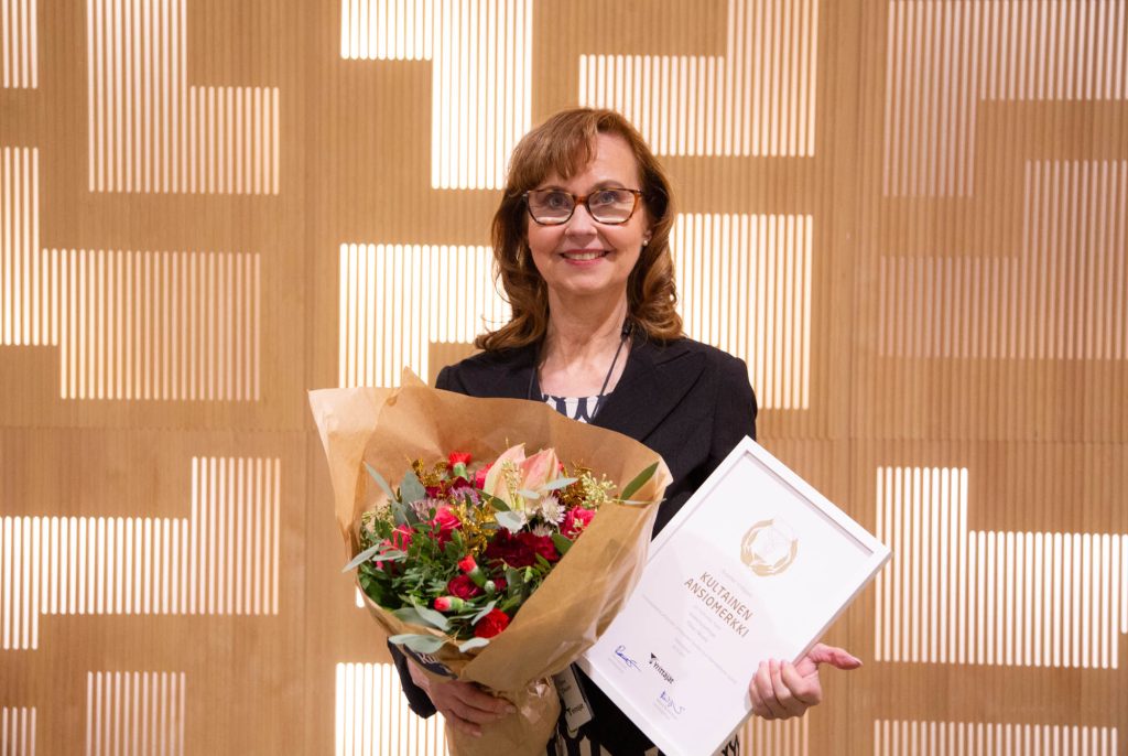 Tiina Oksalalle kultainen Järjestöansiomerkki.