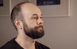 Tuomas Pöyhtari kehittää peliä, joka sai yllättävän rahoituksen