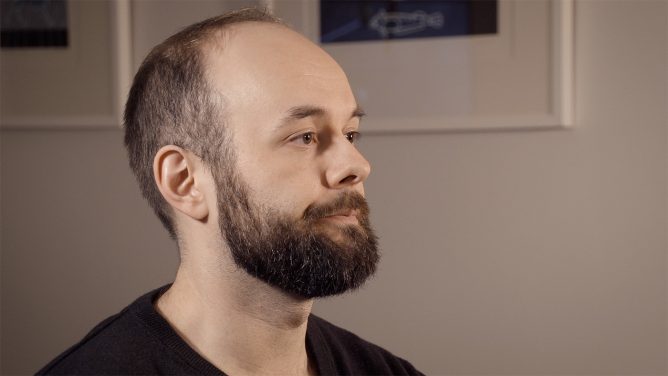 Tuomas Pöyhtari kehittää peliä, joka sai yllättävän rahoituksen