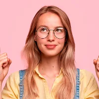 Nainen vaaleanpunaisella taustalla