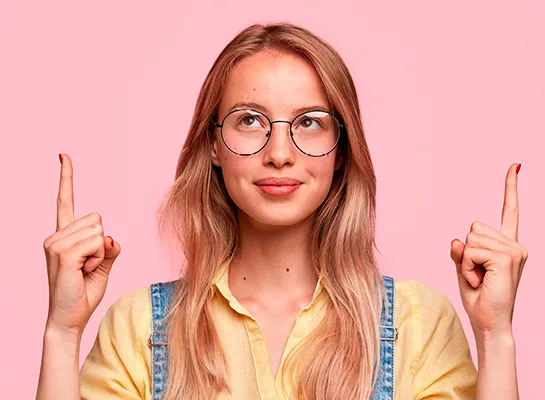 Nainen vaaleanpunaisella taustalla