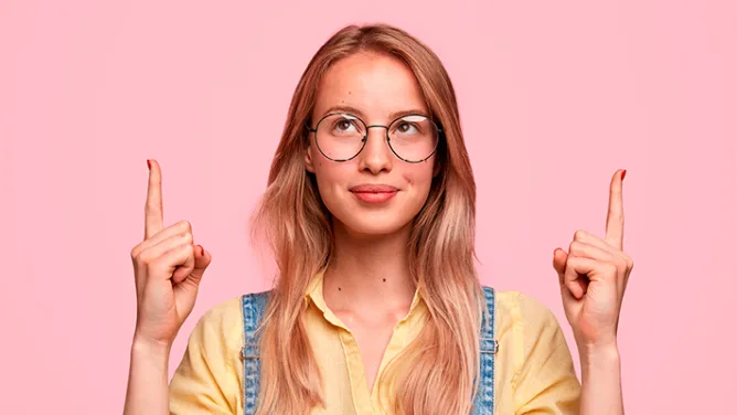 Nainen vaaleanpunaisella taustalla