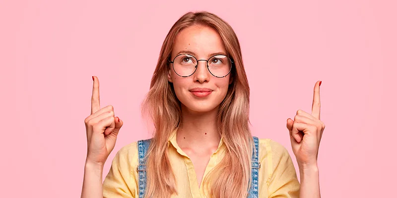 Nainen vaaleanpunaisella taustalla