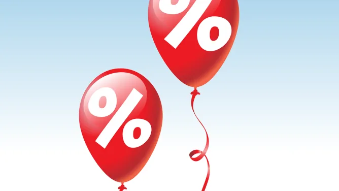 Kaksi punaista ilmapalloa leijuu vaalenasinisellä taustalla. Kummankin ilmapallon tekstinä on prosenttimerkki.