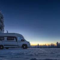 Tamperelaisyrittäjä viettää joulun matkailuautossa