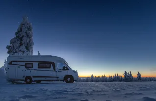 Tamperelaisyrittäjä viettää joulun matkailuautossa